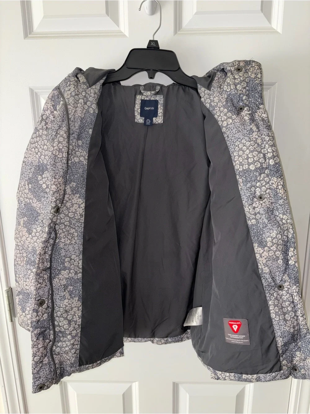 Girls GAP Hooded Floral-Print Puffer Jacket in Gray and Cream